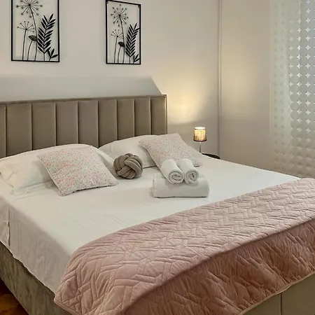 Three-bedroom In * 扎达尔