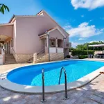 Three-bedroom In Murvica *