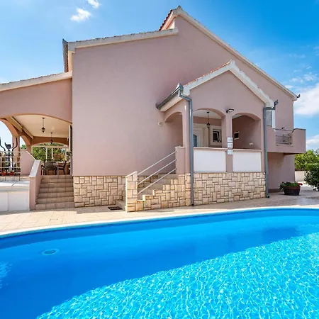 Сasa de vacaciones Three-bedroom In Zadar