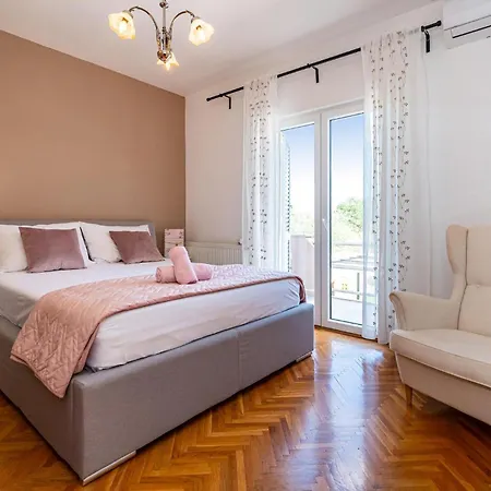 Three-bedroom In Holiday home